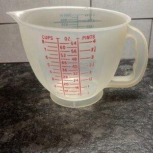 8 cup Mix N Store vintage measuring cup by Tupperware. Excellent condition